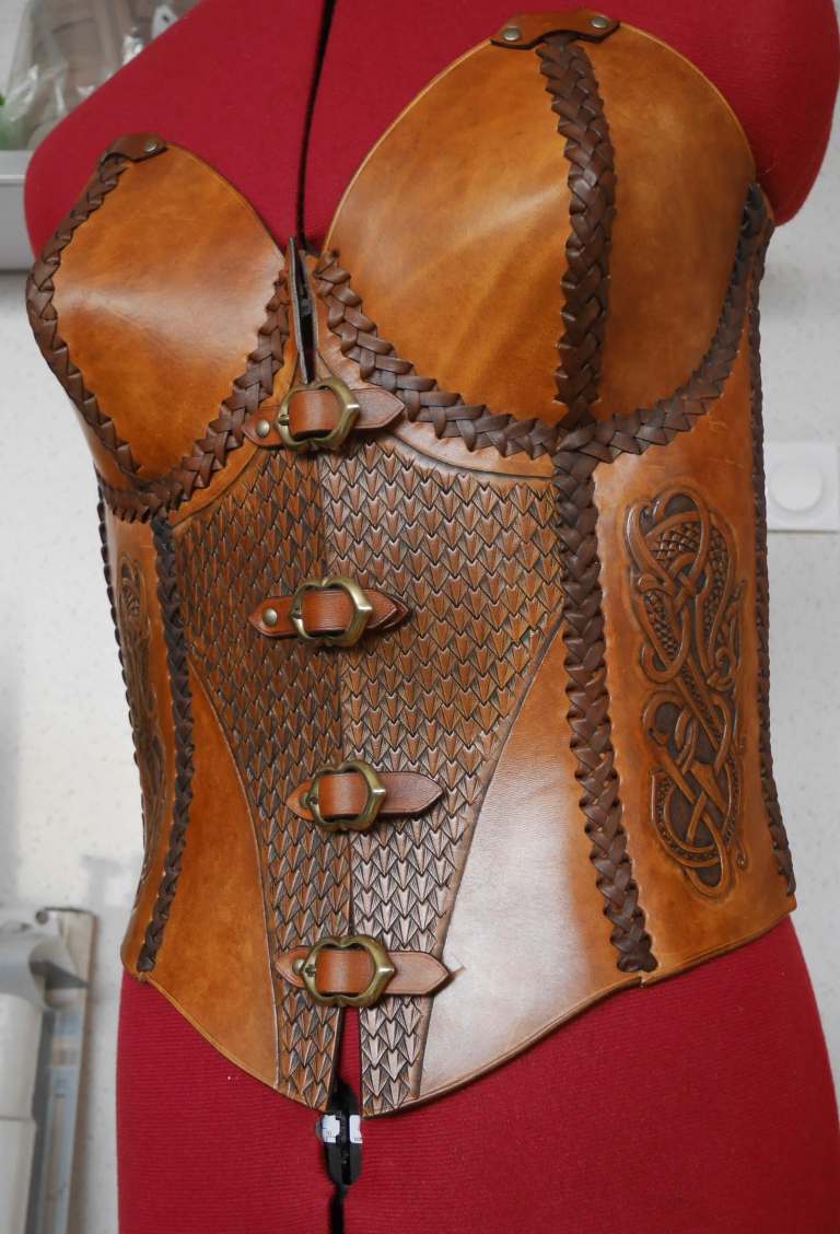 Armure en cuir pour femme médiéval fantastique