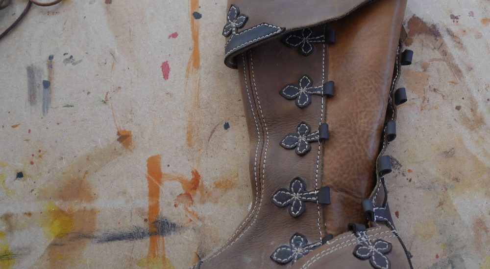 Modification de bottes médiévales
