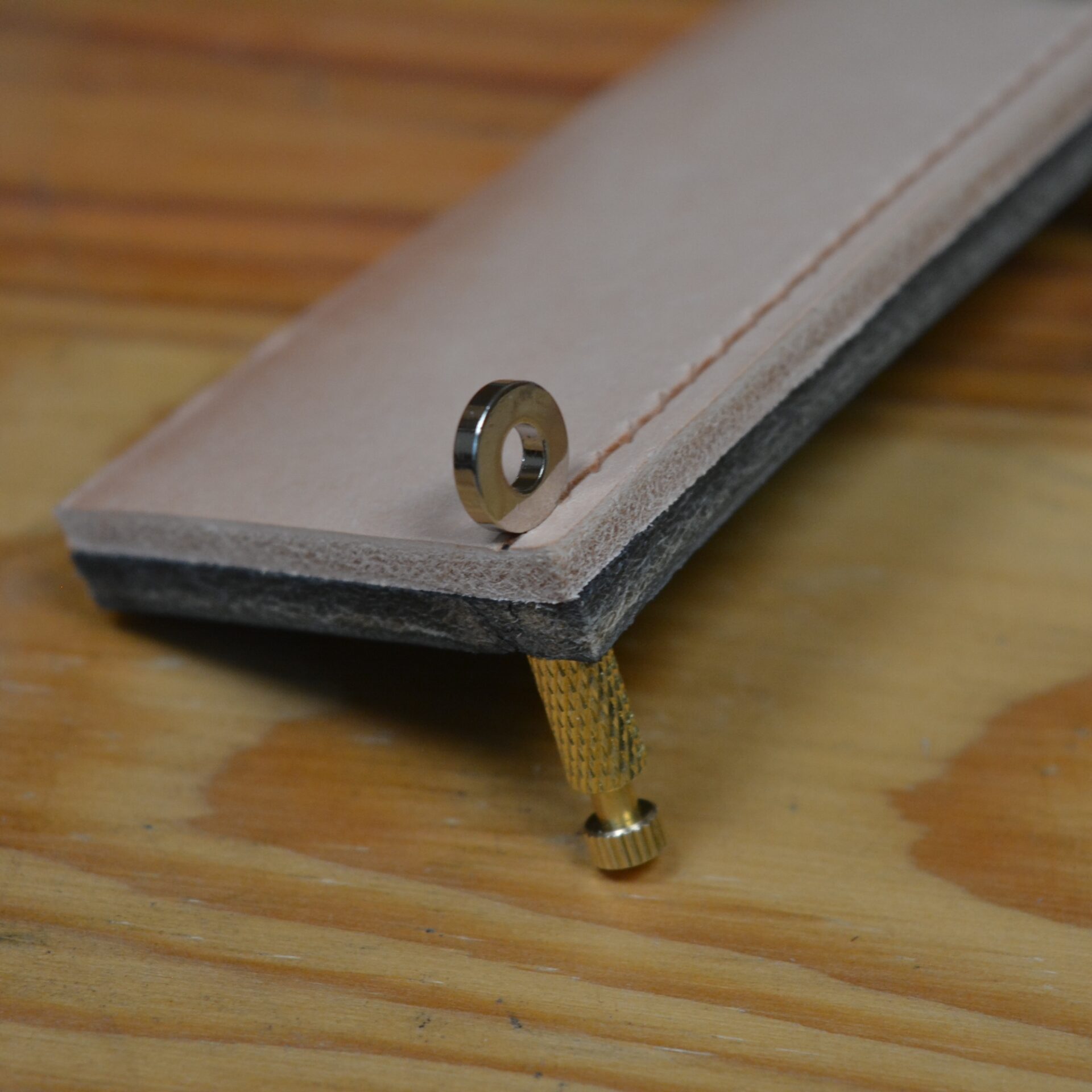 Clou de maintien pour cuir