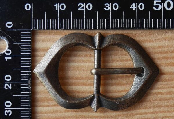 Grande boucle médiévale double cœur 17 mm – Image 2