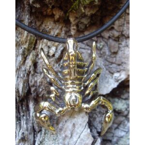 Pendentif en bronze – Scorpion