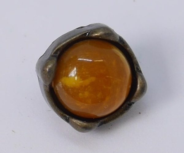 Rivet-faux-ambre